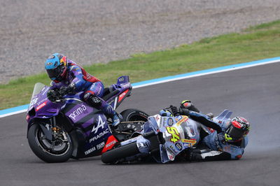 フェルミン・アルデゲルとミゲル・オリベイラがクラッシュ、2025年MotoGPアルゼンチングランプリ。クレジット: Gold and Goose。